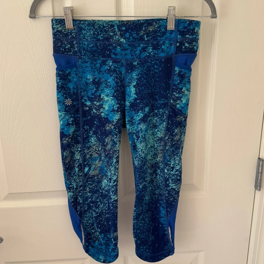 Athleta Splatter Be Free Knicker Crop Leggings Blue print size X-Small cropped - Picture 1 of 8